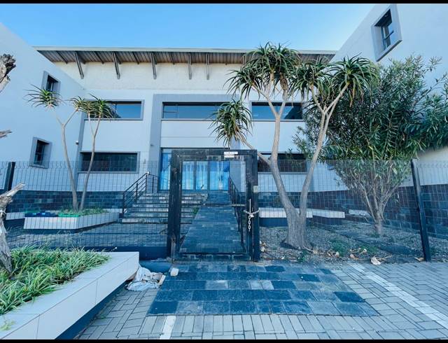 1,884M² OFFICE FOR SALE IN HALFWAY HOUSE